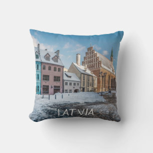 Snowy winter city centre in Riga, Lettland Kissen