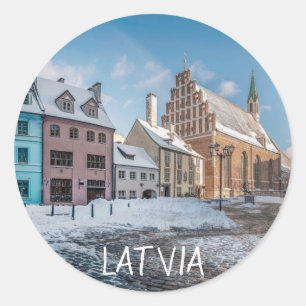 Snowy winter city centre in Riga, Lettland Runder Aufkleber