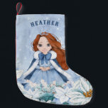 Snowy Winter Red Haired Princess Kleiner Weihnachtsstrumpf<br><div class="desc">Dieser bezaubernde,  schneebedeckte Winterprinzessin Strumpf besticht durch eine junge Prinzessin mit roten Haaren,  die einen blauen und weißen Schneeflockenschwanz und einen mit warmen Fellen gesäumten Kap trägt. Die Prinzessin ist von Poinsettien umgeben. Sie können mit dem Namen Ihrer Prinzessin personalisieren!</div>