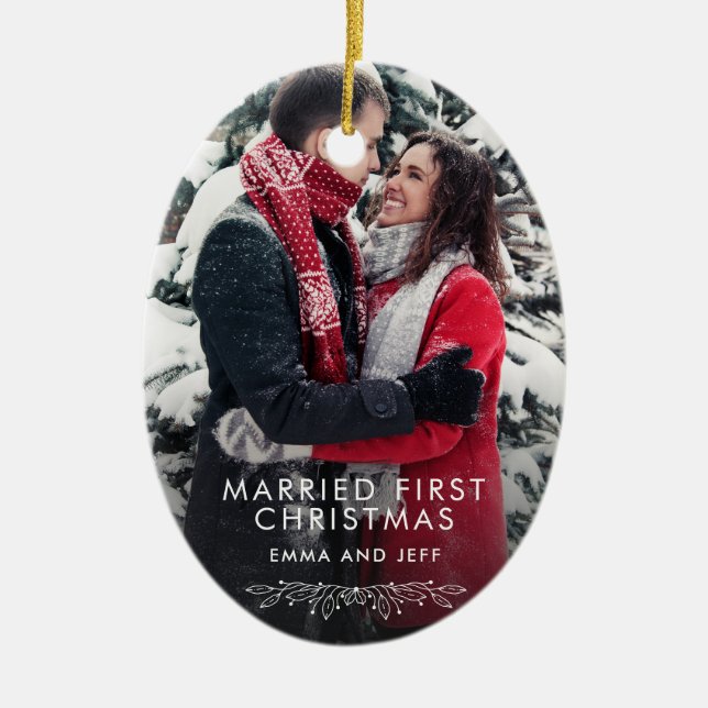 Snowy Winter Verheiratet Erster Weihnachtsurlaub F Keramik Ornament (Vorne)