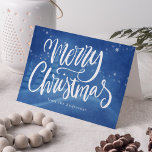 Snowy Winter Weihnachten Non-Foto<br><div class="desc">Lassen Sie sich mit unseren eleganten Snowy Winter Watercolor Urlaubskarten auf der Weihnachtskarte von allen verzaubern. Die Non-Foto-Urlaubskarte zeigt vorne "Frohe Weihnachten" in einer weißen, handgeschriebenen Schrift mit einer schönen Winterlandschaft mit schneebedeckten Bäumen und Hügeln, fallenden Schneeflocken und blauem Aquarellhintergrund. Personalisieren Sie die Vorderseite der Karte, indem Sie Ihren Namen...</div>
