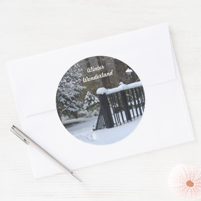 Snowy Winter Wonderland Footprints Runder Aufkleber (Umschlag)
