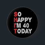 So glücklich bin ich heute 40. Funny Geburtstag Ge Button<br><div class="desc">lustig, geschenk, Geburtstag, sie, er, Familie, Zitat, Jubiläum, fröhlich, Idee</div>