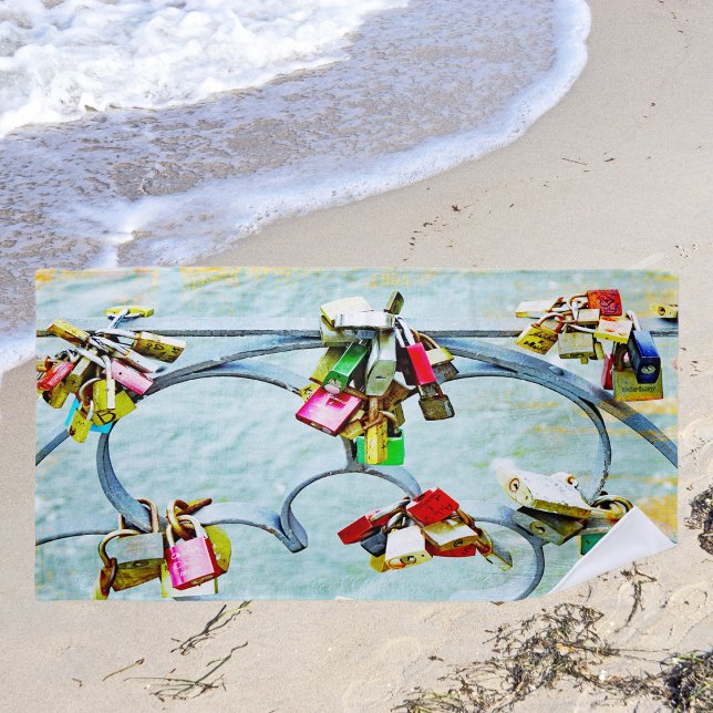 So much love! Cool love locks  Strandtuch (Von Creator hochgeladen)