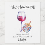 So Roll Hanukkah Funny Geschenkweine Weinetikett<br><div class="desc">Dieses Design wurde mithilfe von digitaler Kunst erstellt und kann in dem Bereich personalisiert sein, der zur Verfügung gestellt wird, oder indem Sie den Klick wählen, um weitere Optionen anzupassen und den Namen, die Initialen oder die Wörter zu ändern. Sie können auch die Textfarbe und den Textstil ändern oder den...</div>