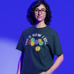 So Roll ich Funny RPG Gaming Würfel Tri-Blend Shirt<br><div class="desc">Zeige allen,  wie du mit diesem lustigen grafischen Abschlag rollst. Es zeigt Abbildungen von verschiedenen Fantasy-Würfeln mit 4-seitigen,  12-seitigen und 20-seitigen Würfeln in hellen Farben und die Meldung This IS How I ROLL Oben in fett weißen Buchstaben. Ein tolles Geschenk für Fans verschiedener Rollenspiele und Fantasiespiele.</div>