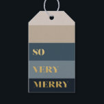So sehr frohe blaue Streifen Weihnachten Geschenkanhänger<br><div class="desc">Ein modernes Geschenkschild mit Streifen in blau und taupe mit einer Nachricht,  die "so sehr fröhlich" in Imitat Gold.</div>