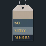 So sehr frohe blaue Streifen Weihnachten Geschenkanhänger<br><div class="desc">Ein modernes Geschenkschild mit Streifen in blau und taupe mit einer Nachricht,  die "so sehr fröhlich" in Imitat Gold.</div>