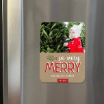 So sehr frohe Ferien Foto Magnet<br><div class="desc">Individuell bedruckte Foto Magnete mit einfachen Vorlagen zur Anpassung. Dieses moderne Design hat eine festliche Mischung aus Typografie in Rot und Weiß auf einem Imitat aus Kraftpapier. In der Formulierung steht "So sehr froh". Personalisieren Sie es mit Ihren Fotos und fügen Sie Ihren Familiennamen und das Jahr hinzu. Verwenden Sie...</div>