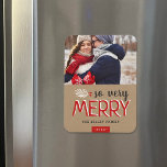 So sehr frohe Ferien Foto Magnet<br><div class="desc">Individuell bedruckte Foto Magnete mit einfachen Vorlagen zur Anpassung. Dieses moderne Design hat eine festliche Mischung aus Typografie in Rot, Grau und Weiß auf einem Imitat aus Kraftpapier. In der Formulierung steht "So sehr froh". Personalisieren Sie es mit Ihren Fotos und fügen Sie Ihren Familiennamen und das Jahr hinzu. Verwenden...</div>