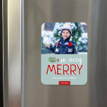 So sehr frohe Ferien Foto Magnet<br><div class="desc">Individuell bedruckte Foto Magnete mit einfachen Vorlagen zur Anpassung. Dieses moderne Design hat eine festliche Mischung aus Typografie in rot und weiß auf einem minzblauen Hintergrund. In der Formulierung steht "So sehr froh". Personalisieren Sie es mit Ihren Fotos und fügen Sie Ihren Familiennamen und das Jahr hinzu. Verwenden Sie die...</div>