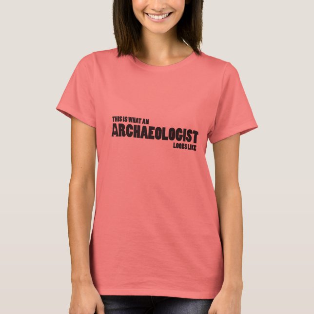 "So sieht ein Archäologe aus" ball-T T-Shirt (Vorderseite)