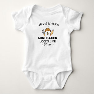 So sieht ein Mini-Bäcker beim Backen aus Baby Strampler