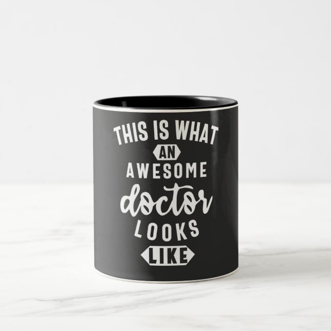 So sieht ein Phantastischer Arzt aus Zweifarbige Tasse (Mittel)