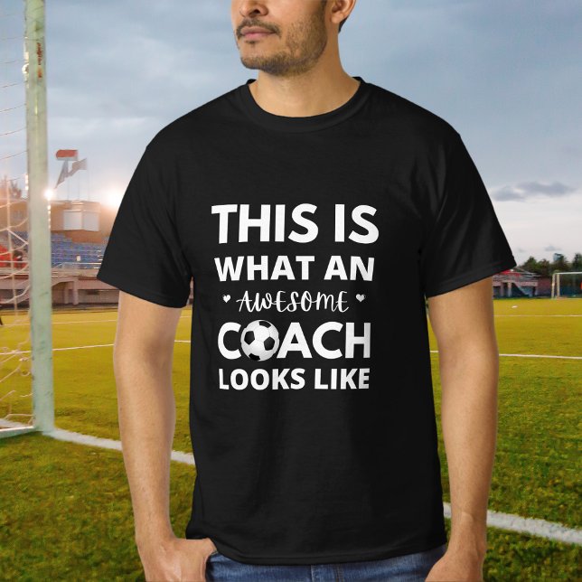 So sieht ein Phantastischer Fußballtrainer aus T-Shirt (Von Creator hochgeladen)