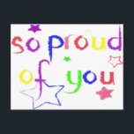 So stolz auf Sie Postkarte<br><div class="desc">Wunderschön gestaltete Postkarte mit T Designs. Die Postkarte lautet "So stolz auf dich". Lass jemand weiß,  wie gut sie gemacht haben und wie stolz du wirklich bist. Entworfen mit hellen Farben und Crayon-Effekt.</div>