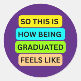 SO_THIS_IS_HOW_BEING_GRADUATED_FEELS_LIKE Lila Runder Aufkleber