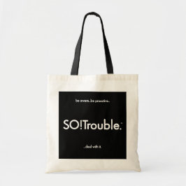 SO!Trouble-Logo und Tagline auf Schwarz Tragetasche