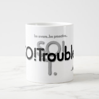 SO!Trouble Logos und Schlagzeilen Jumbo-Tasse