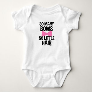 So viele Bows so wenig Frisur Baby Strampler