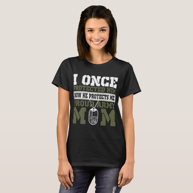 Sobald ihn geschützt jetzt er stolze Armee-Mama T-Shirt (Vorne ganz)