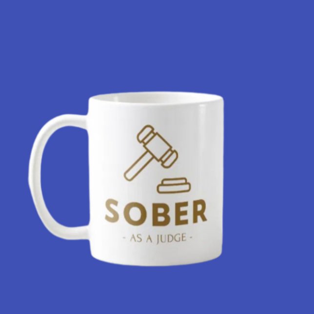 Sober as a Judge - Klassische Tasse in Gold Gavel (Von Creator hochgeladen)