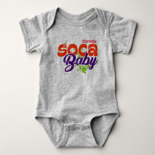 Soca Typografie Baby Strampler (Vorderseite)
