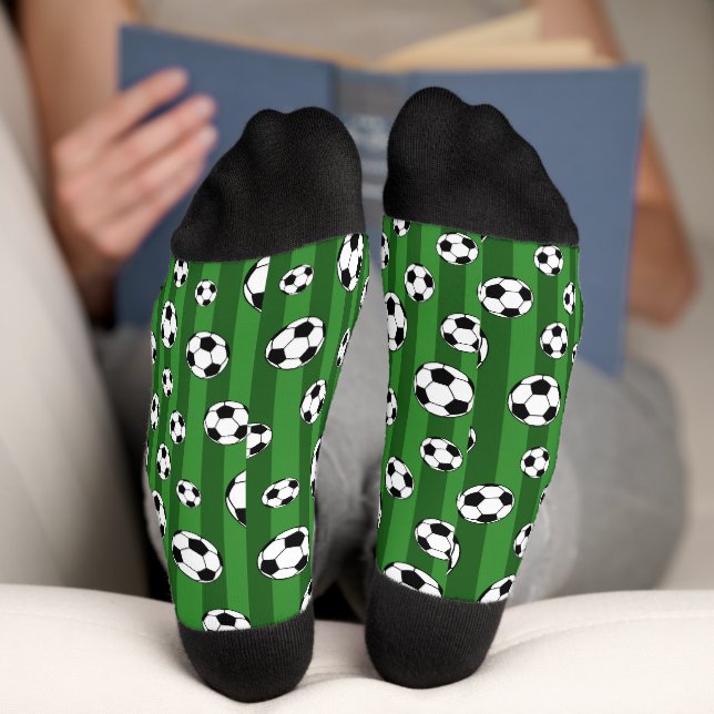 Soccer Ball Pattern on Green Stripes Socken (Unterseite)