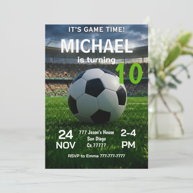 Soccer Birthday Party Invitation (Debout devant)