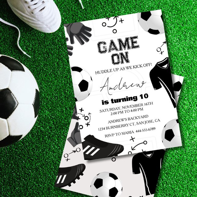Soccer Boy Birthday Party Einladung (Soccer birthday invitation with bold “Game On” text and sporty design.)