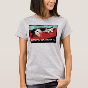 Social Battery 1% Tuxedo-Katze Meme – Schlafende K T-Shirt