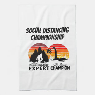 Social Distancing Meisterschaft - Yeti Vs Nessie Geschirrtuch