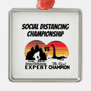 Social Distancing Meisterschaft - Yeti Vs Nessie Ornament Aus Metall