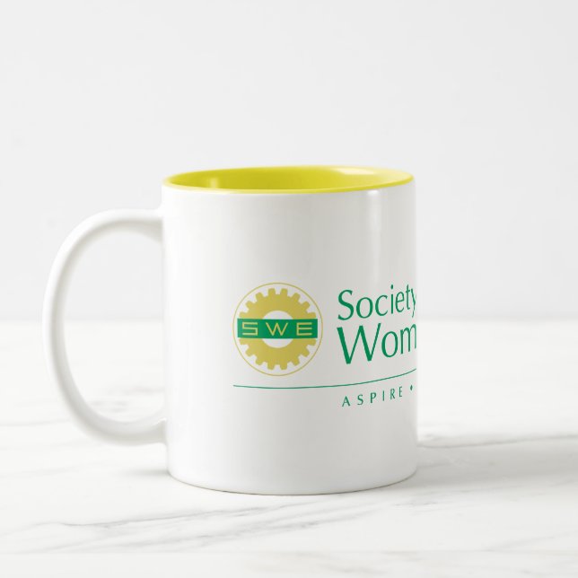 Société de tasse jaune d'ingénieurs de femmes (Gauche)