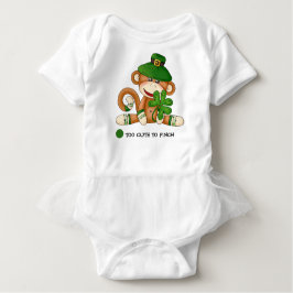 Sock Monkey mit Kleeblatt St. Patrick's Day Baby T-shirt