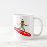 Sock Monkey Surfer Kaffeetasse<br><div class="desc">Wenn der Socken Affe in den Urlaub geht,  Lieben zu surfen! Mit diesem tollen Socketdesign können Sie Ihr Surfbrett geniessen und Ihre Surffähigkeiten zeigen. Ideal für alle Surfer und Strandbäder!</div>