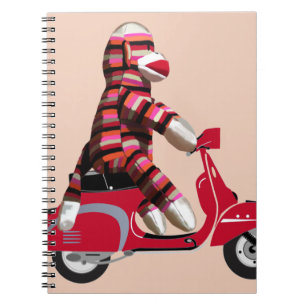 Socken-Affe auf rotem Moped Notizblock