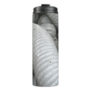 Sofa aus grauem und schwarzem Stoff Thermosbecher