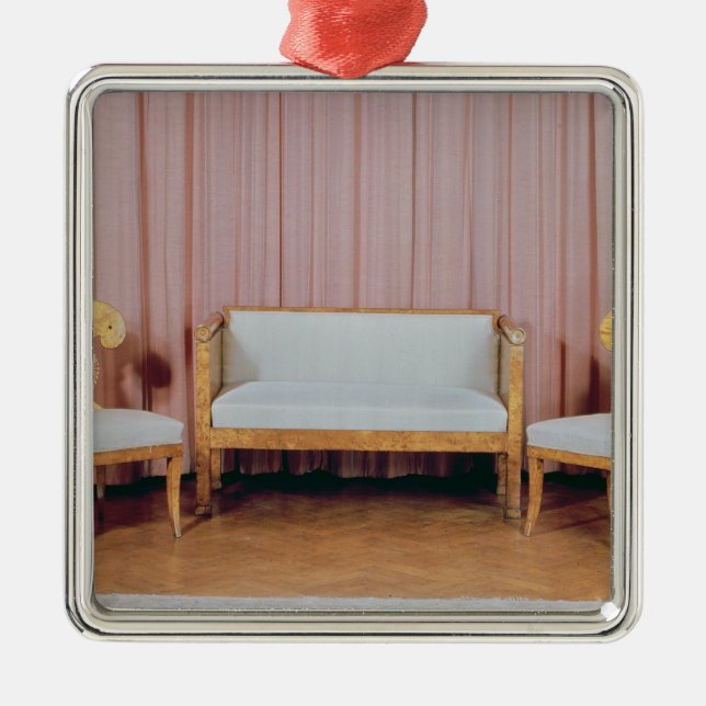 Sofa und zwei Stühle, karelische Birke, 1810-20 Silbernes Ornament (Vorne)