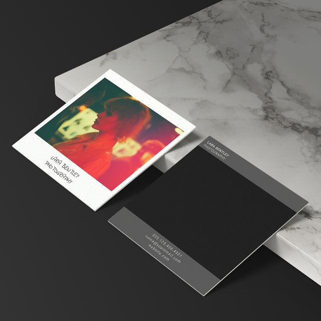 Sofortbild-Visitenkarte im Retro-Stil Quadratische Visitenkarte (Retro-style photography business card with instant photo front and minimalist black contact details)