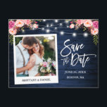 Sofortige Kamera Blau Holz Rosa Blütenfarbe Save t Postkarte<br><div class="desc">Modernes Pinselskript,  Sofortkamera Stil,  Foto Save the Date Foto Verlobung Ankündigung Postcard - Rustikales Land blaues Holz,  String-Leuchten. Das Angebot umfasst eine farbenfrohe Blüte mit rosa Rosen und botanischem Grün.</div>