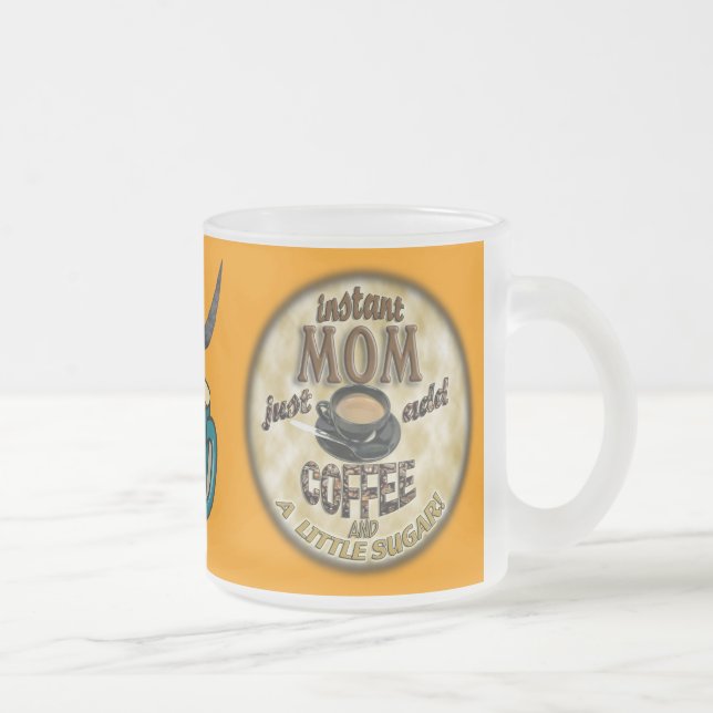 SOFORTIGE MAMA addieren gerade KAFFEE (und einen Mattglastasse (Rechts)