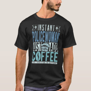 Sofortige Polizistin trinkt einfach Kaffee T-Shirt