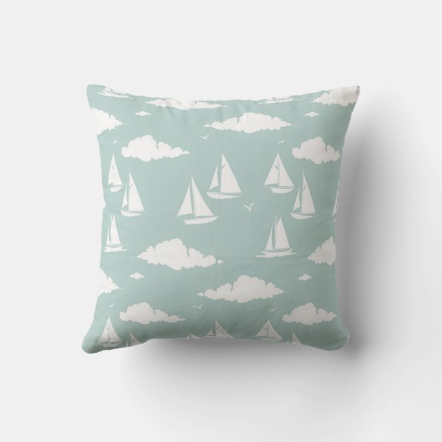 Soft Aquamarin Sailboat und Cloud Coasttern Muster Kissen (Rückseite)