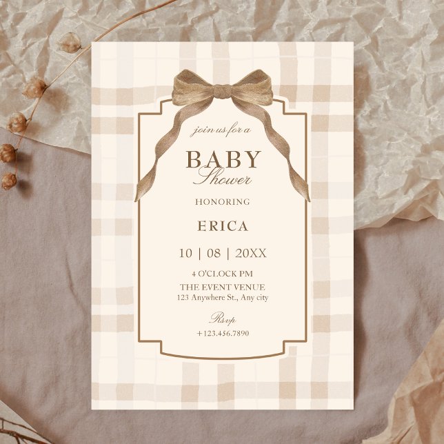 Soft beige brown bow tartan plaid baby shower einladung (Von Creator hochgeladen)