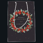 Soft Black Red Berry Eucalyptus Christmas/Holiday Mittlere Geschenktüte<br><div class="desc">Elegante,  weiche,  schwarze Weihnachts-/Feiertagsgeschenk-Tasche mit persönlicher Nachricht und Name(n). Mit einem Kranz von Hand bemalten roten Beeren und Eukalyptus. Der gesamte Text ist vollständig editierbar,  sodass Sie den Schriftart leicht ändern können. Verschiedene Taschen in verschiedenen Größen und Koordinatensets in meinem Geschäft verfügbar.</div>