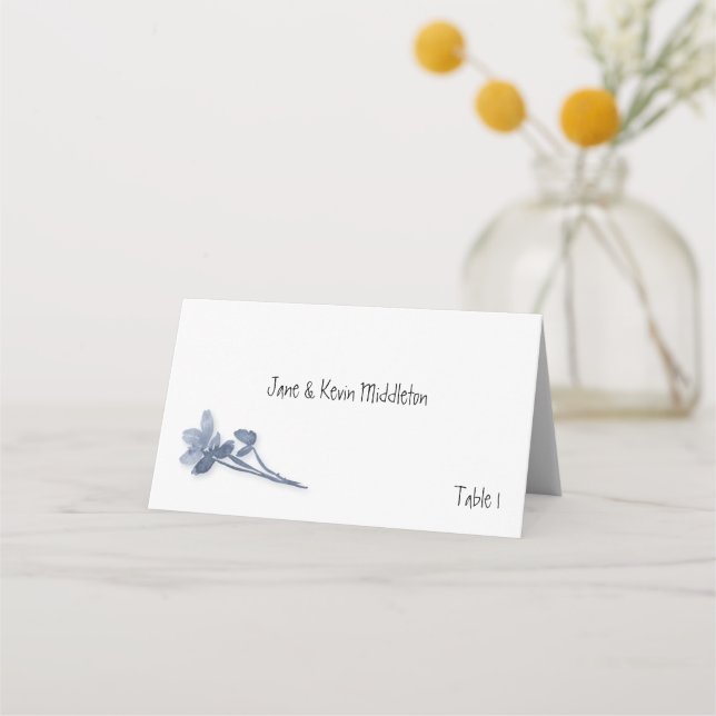 Soft Blue Floral Wedding Platzkarte (Vorderseite)