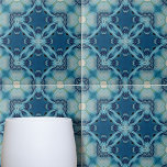 Soft Blue und Indigo Mosaic Geometric Muster Fliese<br><div class="desc">Diese Keramik-Kachel weist ein faszinierendes kaleidoskopisches Design auf. Im Zentrum der Kachel steht ein kompliziertes sternförmiges Muster, das als Brennpunkt dient, von dem symmetrische geometrische Formen nach außen ausstrahlen. Das Design ist komplex, aber harmonisch und schafft eine optische Täuschung von Tiefe und Bewegung, die das Auge zeichne. Die Kachel wird...</div>