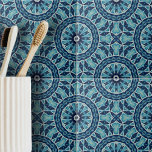 Soft Blue und Indigo Mosaic geometrische Formen Fliese<br><div class="desc">Diese Keramik-Fliese zeichnet sich durch ein ausgeklügeltes symmetrisches Design aus, das an klassische Architektur oder Vintage Textilien erinnert. Die Kachel ist mit einer Vielzahl geometrischer Formen, darunter Diamanten und Kreise, geschmückt, die sich zu größeren kreisförmigen Mustern vereinigen, die sich über die Kachel verteilen. Das Design ist sehr detailliert und harmonisch,...</div>