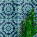 Soft Blue und Indigo Symmetrische geometrische For Fliese<br><div class="desc">Diese Keramik-Kachel weist ein faszinierendes kaleidoskopisches Design auf. Im Herzen der Kachel entfaltet sich ein zartes Blumenmotiv, umgeben von einer Reihe geometrischer Formen, die in symmetrischen Mustern nach außen strahlen. Das Design zeichnet sich durch sein aufwändiges Detail aus, das ein Gefühl von Tiefe und Bewegung schafft. Die Farbpalette der Kachel...</div>